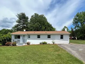 Charming 3-bedroom house with ample outdoor acreage