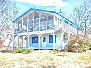 Lakefront Luxury Chalet: Igloo, Beach, Kayak, Private theatre, pets!