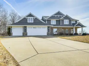 8 Mi to Lambeau Field: Family Home in De Pere!