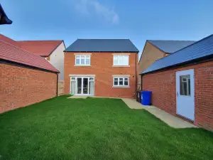 Beautiful 4-Bed Detached House in Bicester