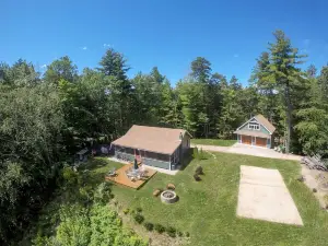 Ossipee Lake Cottage w/ Screened Porch & Fire Pit!