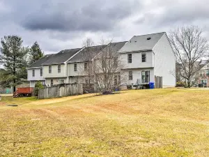 Burtonsville Townhome 20 Mi to DC!