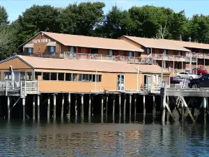 Cap'n Fish's Waterfront Inn