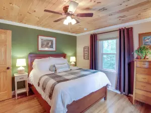Waterfront Monticello Home w/ Fire Pit & Deck!