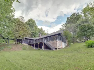 Brevard Retreat Fireplace, Deck and Screened Porch!