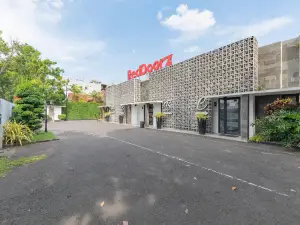 RedDoorz Plus Near Unimed Medan