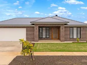 Popular Luxury Villa Kialla Shepparton