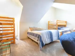 Seven Springs 2Br+Loft Premium Condo, Sleeps 11 by RedAwning