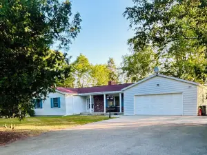 FOUR SEASON LAKE FRONT HOME - FAMILY HOLIDAYS