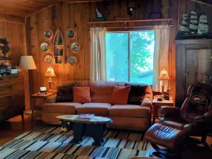 Cozy up-north cabin near lake