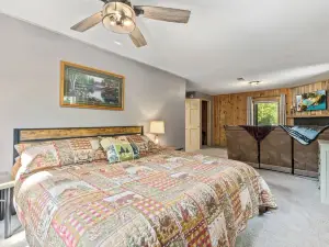 Create Lasting Memories: Stay at our Cozy 4-Bedroom Cabin on a Small Lake