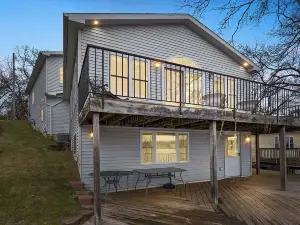 Beautiful 4 season, 3 bd, 2.5 bath, private beach, stunning views, AC.