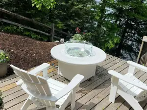 Cheerful waterfront 4 bedroom brand new Lake Cottage