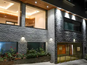 Yashshree Sanderling Mall Road