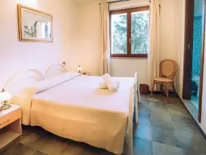 Hotel with swimming pool in Arbus