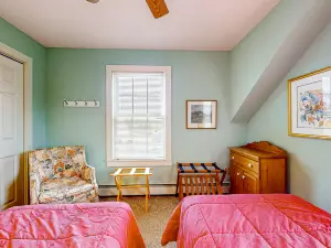 Peaceful farm stay with mountain views, sunny patio, & firepit - near skiing