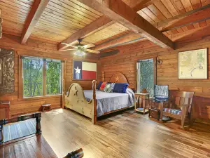 Enchanting Riverside Haven - Pool Table, Hot Tub, Waterfront