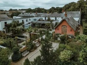 Le Petit Chateau & William de Percy
