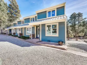 Bright Townhome - 1 Mile to Downtown Cloudcroft