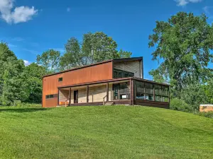 Luxe + Modern Home: 30 Mi to Saratoga Springs!