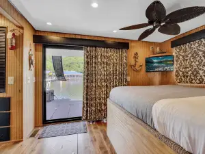 Tranquil Waterside Escape: Premier Houseboat Rental on Center Hill Lake