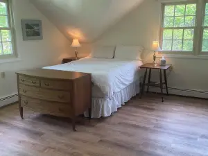 Charming studio with WiFi and AC in gorgeous St. Albans