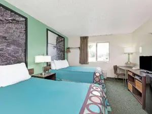 Super 8 by Wyndham Gilroy
