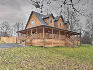 Modern Cottage: Fire Pit < 2 Mi to New River Park