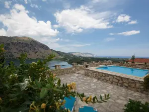Linda's Villa in Unrivalled Position in Kournas - Amazing View!