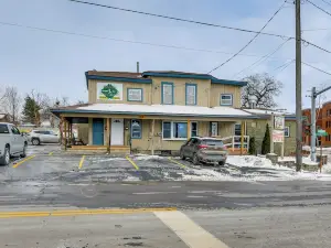 5 Mi to Dtwn Syracuse: Updated Apartment!