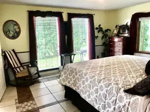 Insta-Worthy Aprtmnt King Bed Prime, Hottub AC Slps 6 Near Flathead Lk & Venues