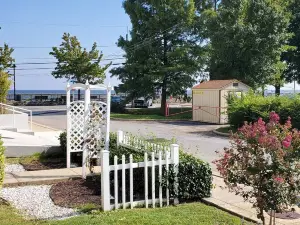 Luxury Cottage w/ Bay & Boardwalk Views--steps from the water