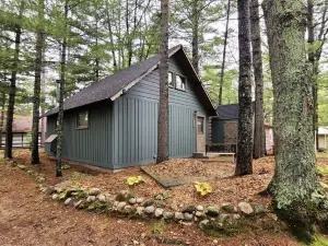 Cozy Cabin by the Lake
