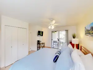 Cozy studio with a furnished lanai, shared pool, hot tub, & BBQs