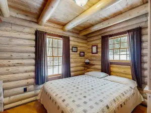 Lakefront cabin with woodstove, beautiful mountain views & private swimming dock