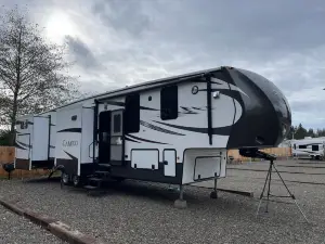 Far West 房車公園和小木屋