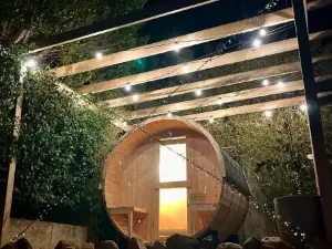 Valley View Home - Barrel Sauna, Woodfired Pizza Oven, Firepit, Kids Playset