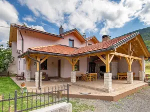 Stunning Home in Vrzici with Jacuzzi, Wifi and 3 Bedrooms