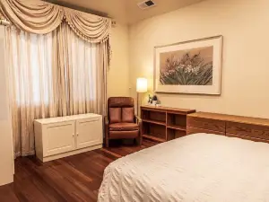 Elegant 1-Bedroom Suite in Cupertino