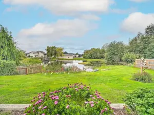 Upscale Home w/ Indoor Sauna on Sunset Pond!