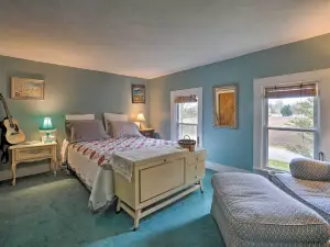 Vintage Farmhouse ~ 2 1/2 Mi to Mount Pleasant Ski