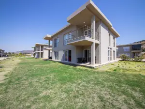 Charming House with Shared Pool in Milas