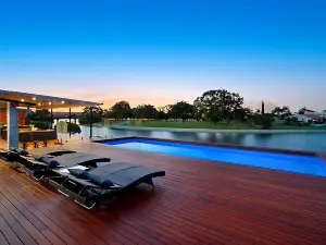 Luxico Whitehaven (Heated Pool)
