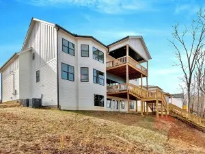 Aqua-dream , Beautiful 8 bedroom house on the lake with hot tub and dock!!