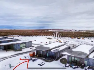 *PET FRIENDLY* HOT TUB & SAUNA CaveB Lakeside Luxury Spa Retreat by The Gorge