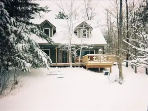 Maple Woods Cottage on beautiful Bass Lake #PSTR 22-0716 adults/2 children
