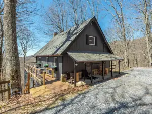 Fragrance Free ~ Cozy Cabin with Mtn Vistas & Views, Fire Pit + Skiing, Hiking,