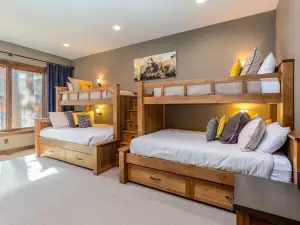 Private Hot Tub and Spacious Media Room - Elegant Getaway
