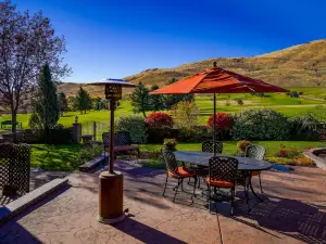 Chef's Kitchen and Hot Tub in a Tranquil Setting - Luxurious Escape