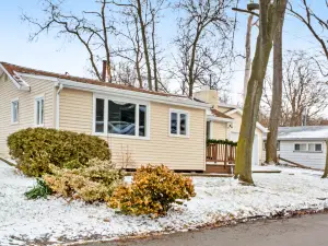 Charming lake view home w/ easy lake access, full kitchen, and smart TV
